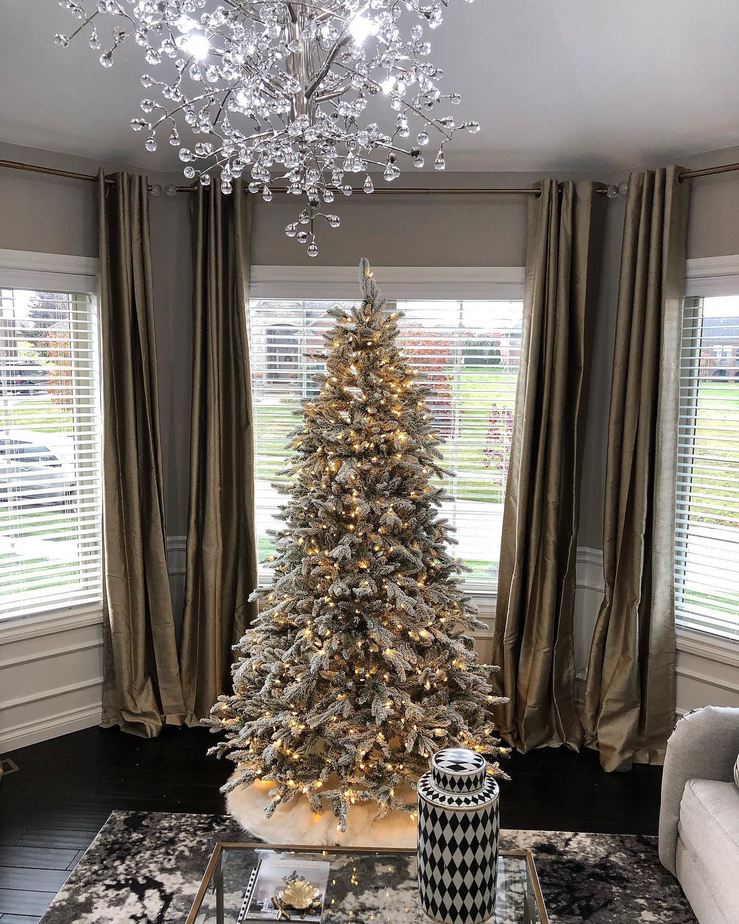 QUEEN FLOCK QUICK-SHAPE ARTIFICIAL CHRISTMAS TREE